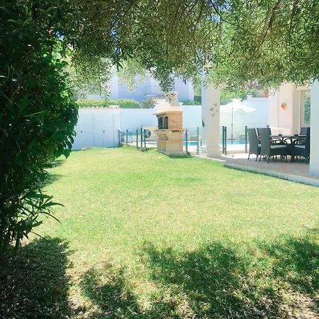 Detached 4 Bed Duquesa With Private Infinity Pool Close To Port And