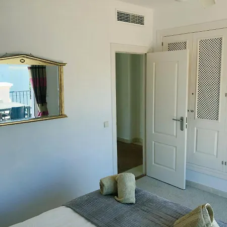 Detached 4 Bed Duquesa With Private Infinity Pool Close To Port And Villa *