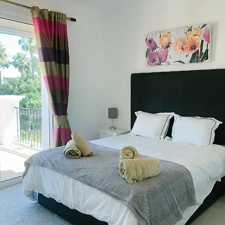 Detached 4 Bed Duquesa With Private Infinity Pool Close To Port And Villa