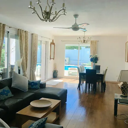 Detached 4 Bed Duquesa With Private Infinity Pool Close To Port And Villa Manilva