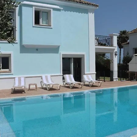 Detached 4 Bed Duquesa With Private Infinity Pool Close To Port And Villa Manilva
